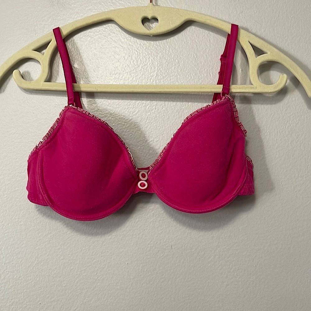 Make+ model pink and white Bra 32B